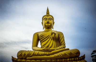 Visitors will offer oranges as a sign of wealth to Buddha or for blessings by the monks