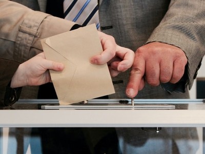How Should Singaporeans in Overseas Vote? How Should Singaporeans in Overseas Vote?
