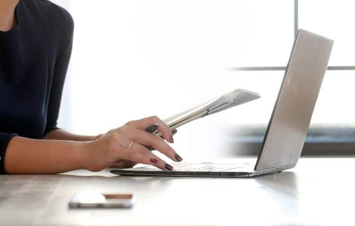 How Should Secretaries Manage Company Data?